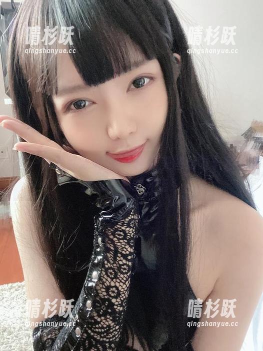 51酱 这一身黑红泳装,51酱的美图活力十足,振奋人心的冲击!