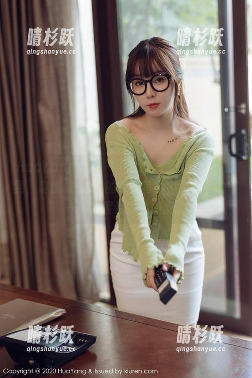 HuaYang花漾 - 不知道大家有没有注意到，赵惟依coco的校服写真，原图里的每一处角度都那么俏皮。