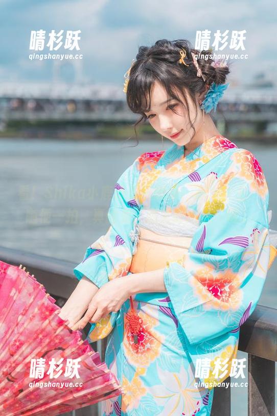 看！Shika小鹿鹿最新图集：路人女主，随便一拍，真的是“路人即风景”呢。
