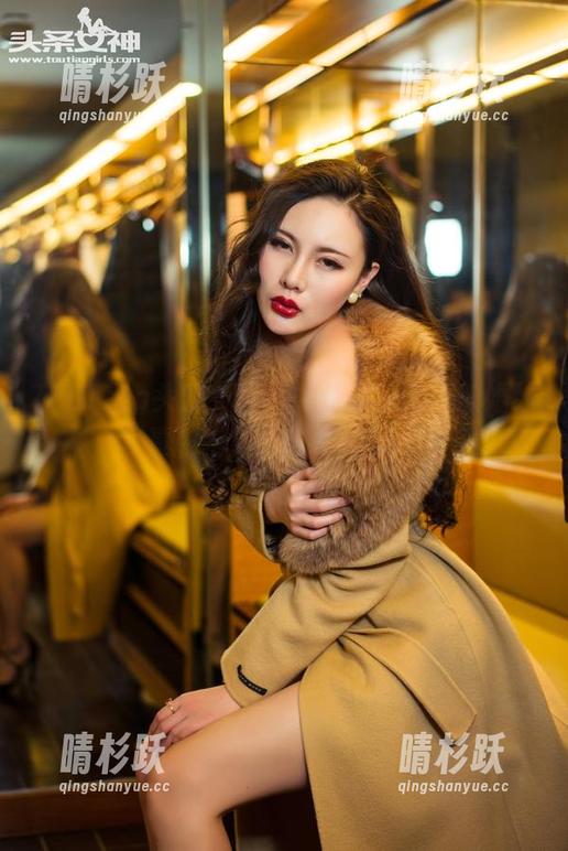 TouTiao头条女神-阿依努尔瓦娅 TouTiao头条女神 - 阿依努尔瓦娅的婚纱写真,挺多突发奇想的啊!