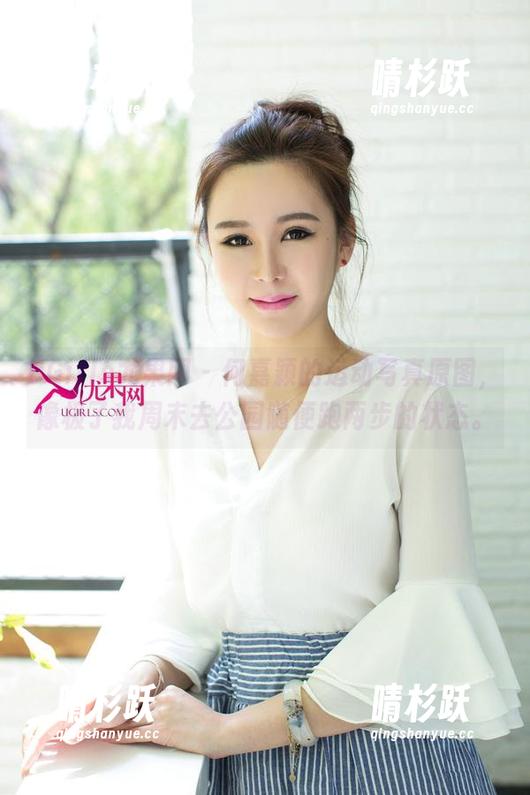 UGirls尤果网 - 何嘉颖的运动写真原图，像极了我周末去公园随便跑两步的状态。