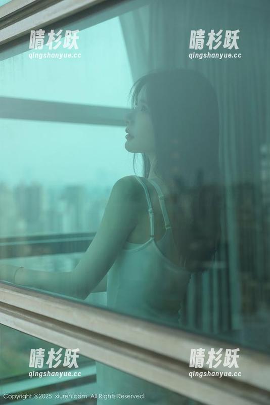 Xiuren秀人网 - MOON嘉依的泳衣原图：让我脑海中浮现了个海滩派对的画面，有人叫我去抓鲨鱼吗？