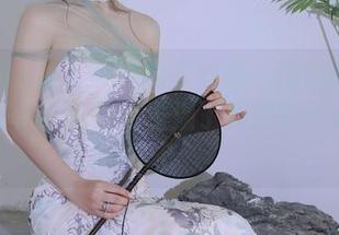 Xiuren秀人网 - 内衣原图：糯美子会不会一不小心就让我重温了初恋的长裙时光？