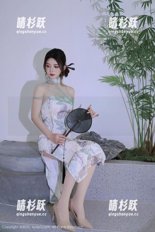 Xiuren秀人网 - 内衣原图：糯美子会不会一不小心就让我重温了初恋的长裙时光？