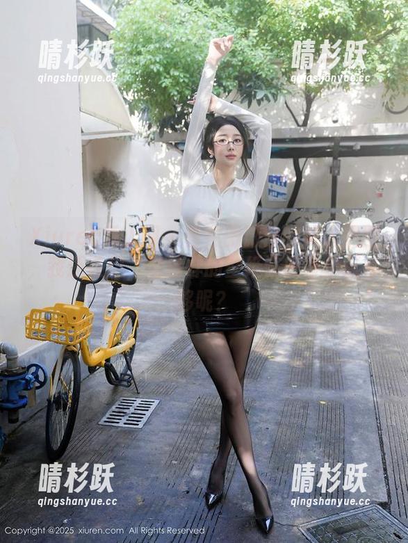Xiuren秀人网 - 看完薇薇酱的双人美图，我还在想，像这样的壁纸该收多少张才够呢？