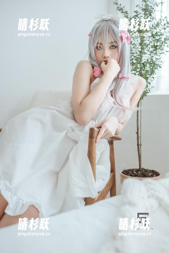 满满正义感的Yuna(윤아)修女，看这图集，我的脑海里满是信仰与无奈的交织。