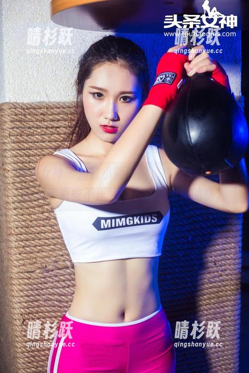 头条女神 - 浴缸小隔间内，娜依灵儿的姿态似乎有些不正经，下载是免费的哦。