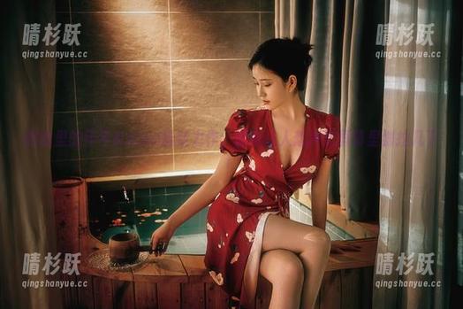 橱窗里的年年Nnian最新力作，图包让人想冲进屏幕里划拉几下！
