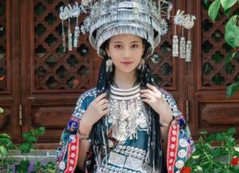 作品集内外，年年Nnian的自拍原图该如何解读？