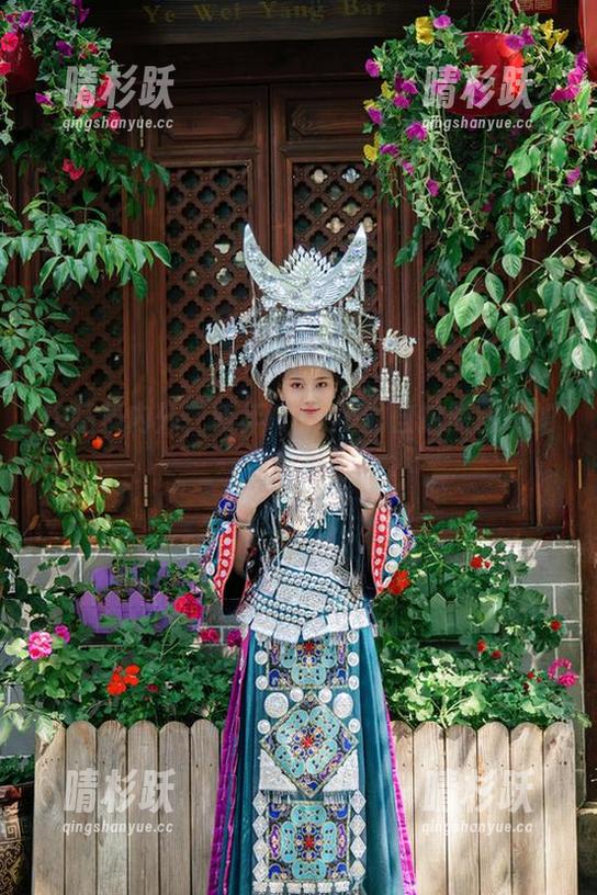 作品集内外，年年Nnian的自拍原图该如何解读？