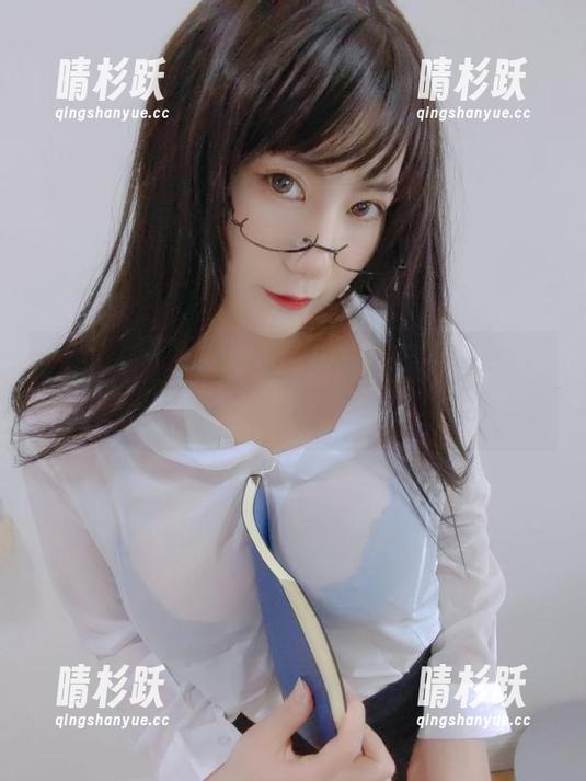 最新写真，星澜想来杯珍珠奶茶在海边当“人鱼公主”，可惜没找到海王！