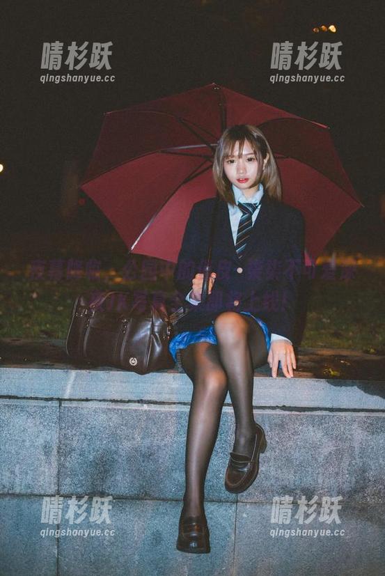 柒柒不可爱 夜幕降临,公园中的俏皮–柒柒不可爱深夜JK写真全集即将上线!