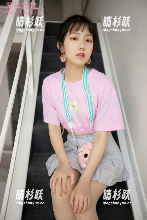 梦丝女神 - 图册中的乔儿：短裙和行走的暗示，它们难以分割
