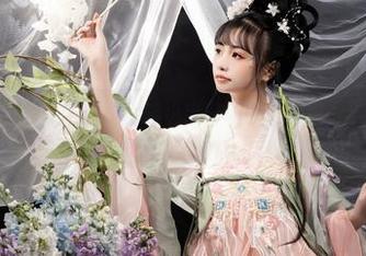 演绎护士的全套，爆机少女喵小吉移动的医药箱，准备接受检查。