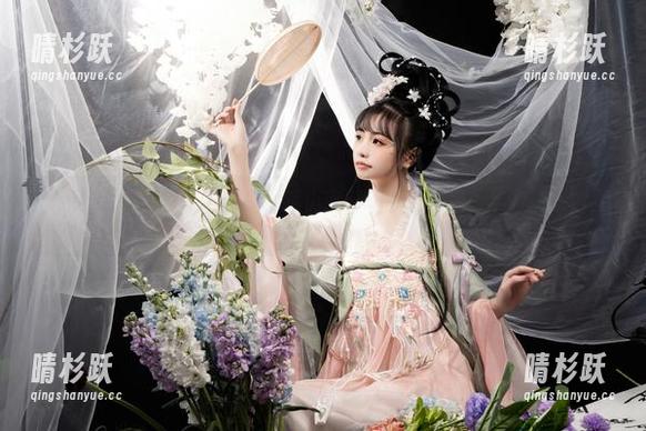 演绎护士的全套，爆机少女喵小吉移动的医药箱，准备接受检查。