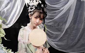 当爆机少女喵小吉变身修女，照片里藏着多少小心思？