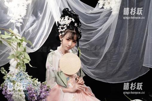 当爆机少女喵小吉变身修女，照片里藏着多少小心思？