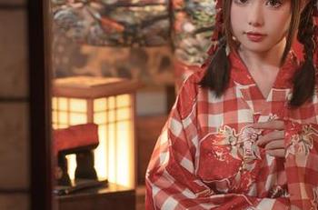 奶牛cos，爆机少女喵小吉在牛角花里打滚，有点甜！