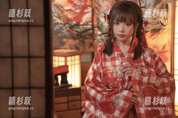 奶牛cos，爆机少女喵小吉在牛角花里打滚，有点甜！