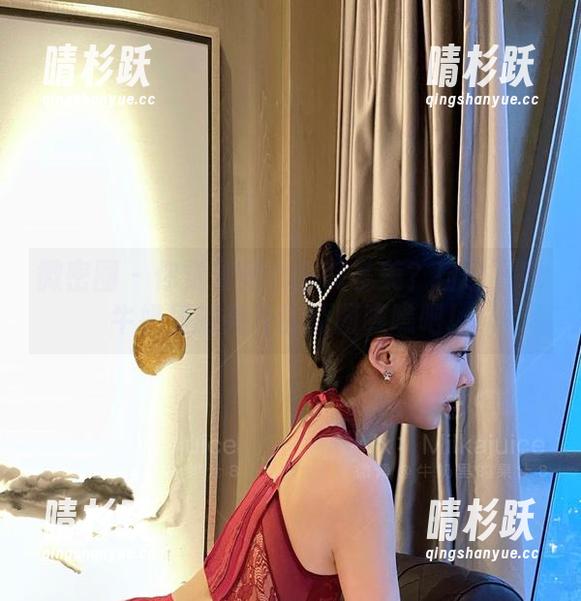 牛奶里的果汁 微密圈 - 你觉得红色套装多美?自己下载牛奶里的果汁的原图瞧瞧吧!