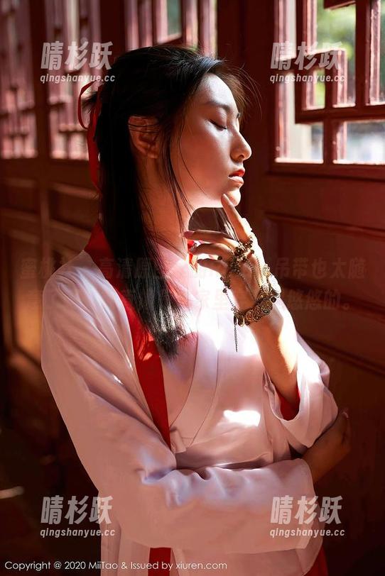 蜜桃社-Rola 蜜桃社 - 高清原图里的Rola,吊带也太随意了吧,简直像是在家里穿着晃悠悠的。