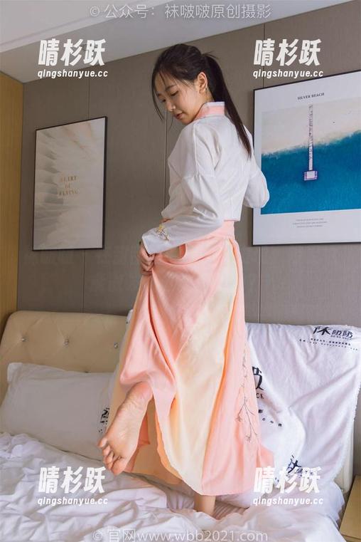 袜啵啵 - 在甜甜圈的写真中发现：裸足也能散发出丝袜的气场？!