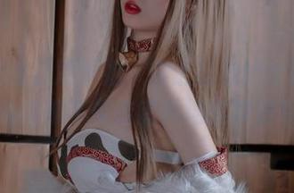 图片里的轩萧学姐，穿上蓝色护士服，你们觉得像不像走错片场的演员呢？
