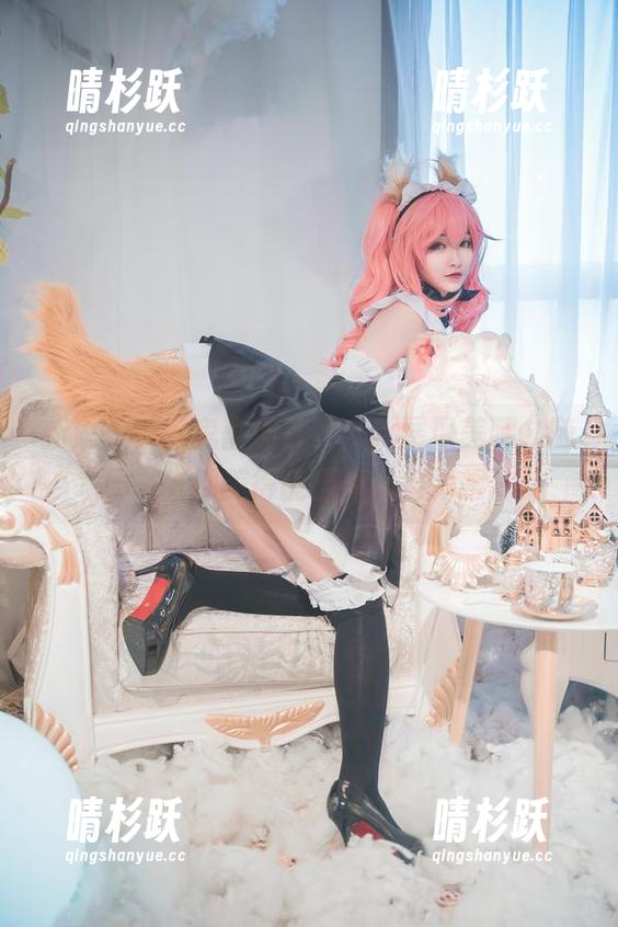 新添一稿！鬼畜瑶在不在w展现美腿，随便一张都美得能当演唱会海报。