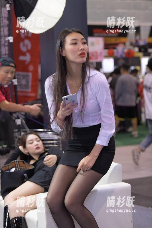魔镜街拍-曼曼 魔镜街拍 - 网袜作品出炉,曼曼的每一双都像是为腿部做的特别定制!