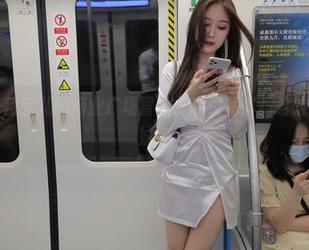 魔镜街拍 - 萌宝儿的商业广场冒险：私房写真与哈哈镜的肉丝姐妹篇