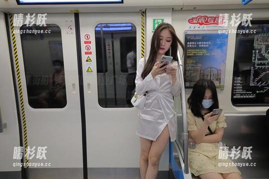 魔镜街拍-萌宝儿 魔镜街拍 - 萌宝儿的商业广场冒险:私房写真与哈哈镜的肉丝姐妹篇
