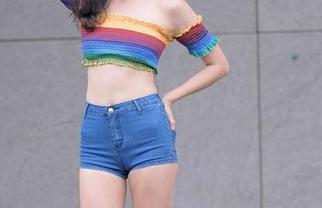 魔镜街拍：微胖美人穿着牛仔短裙，更新了你的审美底线，来一睹为快吧。