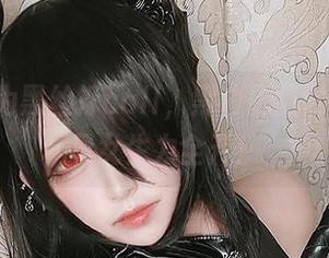 在美图中为黑丝打call，黑白御猫的独特chic风女生力全开！